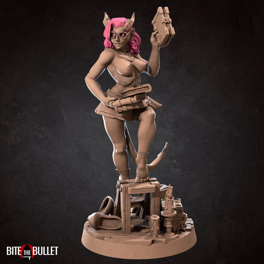 NSFW Liz, Resin miniatures 11:56 (28mm / 32mm) scale - Ravenous Miniatures